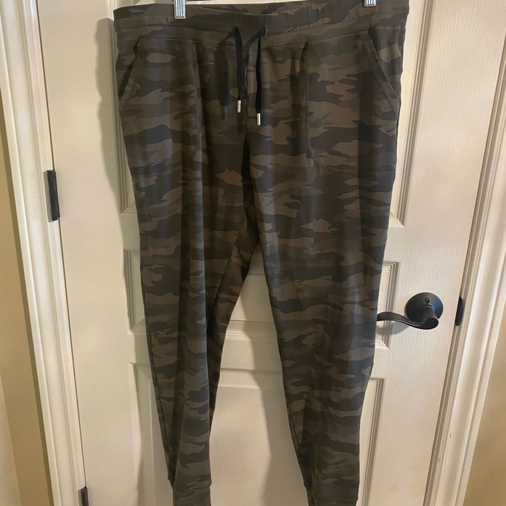 Zyia camo jogger